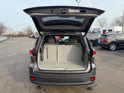 Used 2019 Toyota Highlander XLE AWD/4WD image 14
