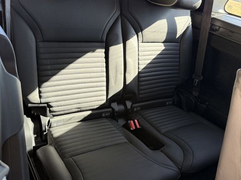 Used 2017 Land Rover Discovery First Edition image 35