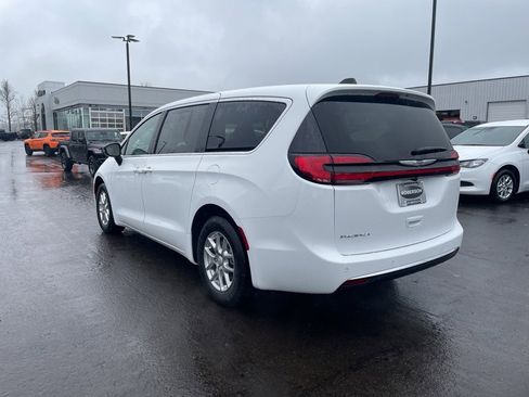 New 2026 Chrysler Pacifica Select image 3
