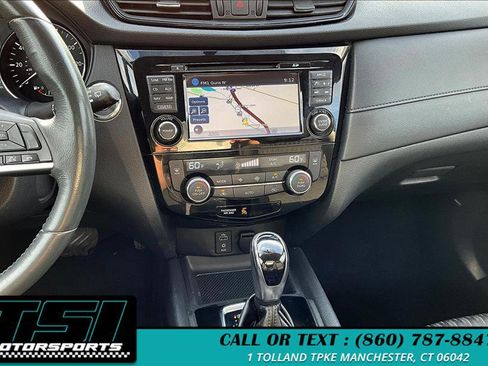 Used 2017 Nissan Rogue SV w/ SV Premium Package image 6