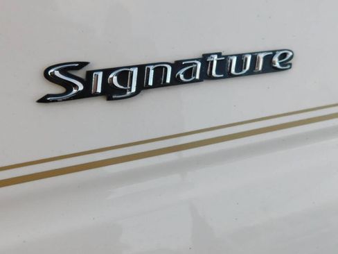 Used 2004 Lincoln Town Car Signature image 8