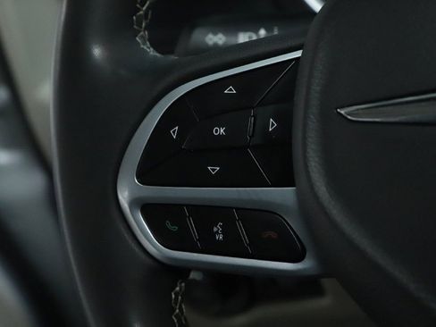 Used 2023 Chrysler Pacifica Touring-L FWD image 20