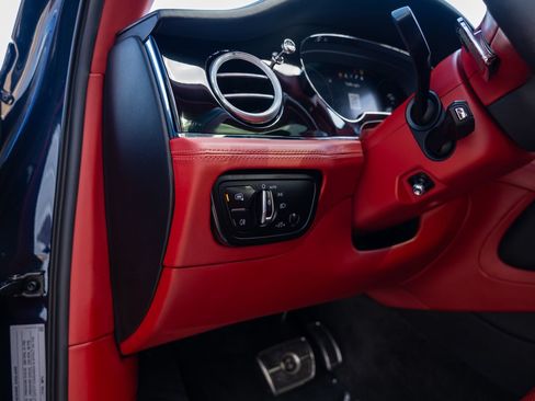 Used 2021 Bentley Bentayga AWD/4WD image 55