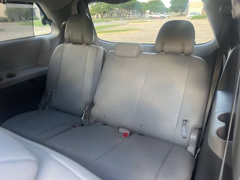 Used 2017 Toyota Sienna XLE Premium FWD image 16