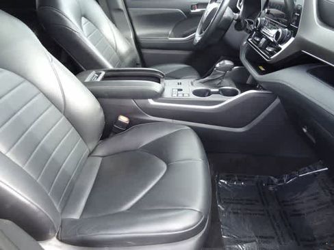 Used 2023 Toyota Highlander XLE FWD image 14