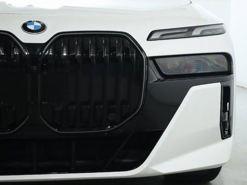 Used 2025 BMW 740i xDrive image 7