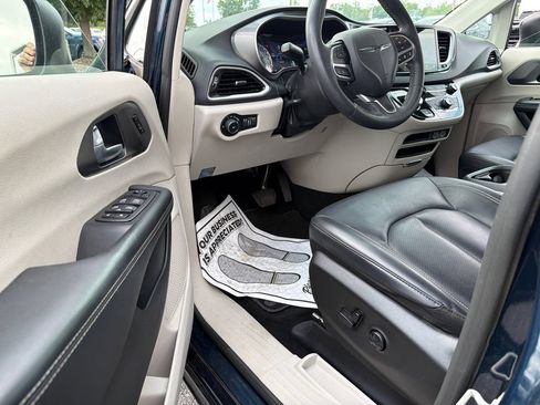 Used 2023 Chrysler Pacifica Touring-L FWD image 23