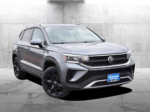 Certified 2022 Volkswagen Taos SE w/ Panoramic Sunroof Package image 2