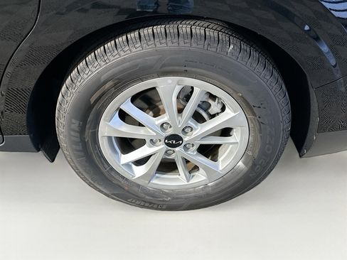 Used 2024 Kia Carnival LX image 11