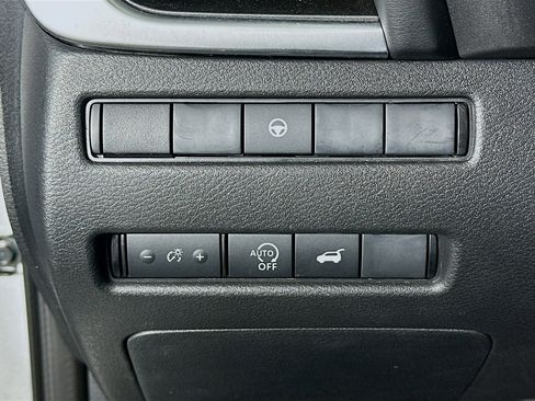 Used 2025 Nissan Rogue SV FWD image 17