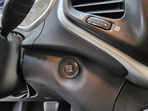 Used 2014 Jeep Cherokee Latitude w/ Comfort/Convenience Group image 31