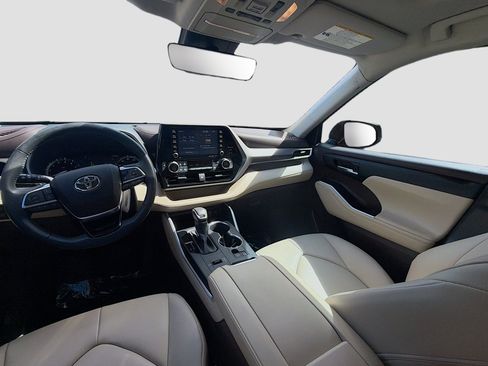 Used 2021 Toyota Highlander XLE FWD image 23