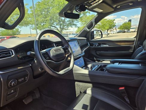 Used 2023 Jeep Grand Wagoneer 4WD w/ Flexible Seating Group image 10