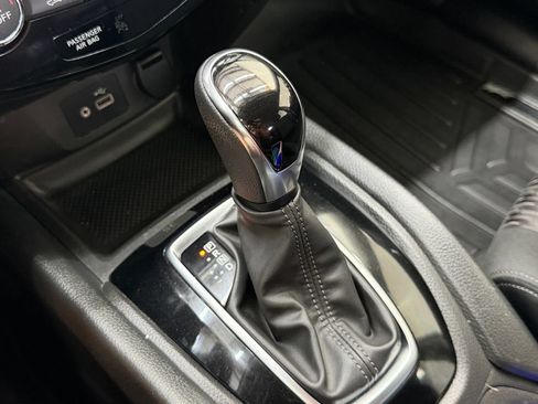 Used 2018 Nissan Rogue SV FWD image 15