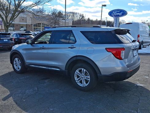 Used 2023 Ford Explorer XLT image 4