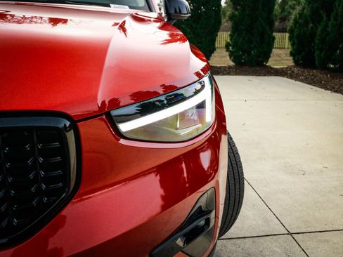 Used 2025 Volvo XC40 B5 Plus image 5