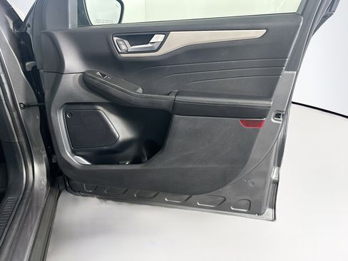 Used 2021 Ford Escape SE w/ SE Sport Appearance Package image 33