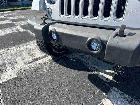 Used 2017 Jeep Wrangler Sahara w/ Connectivity Group AWD/4WD image 9