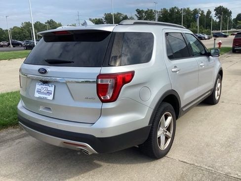 Used 2017 Ford Explorer XLT w/ Equipment Group 202A AWD/4WD image 12