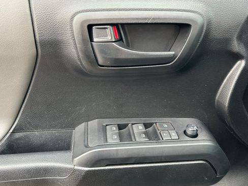 Used 2022 Toyota Tacoma SR image 12