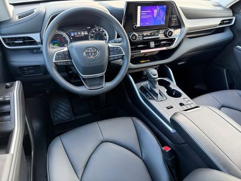 Certified 2026 Toyota Highlander XLE AWD/4WD image 33