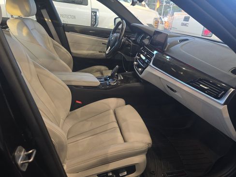 Used 2019 BMW 540i w/ Premium Package image 8