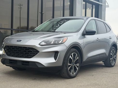 Used 2022 Ford Escape SE w/ SE Sport Appearance Package image 5