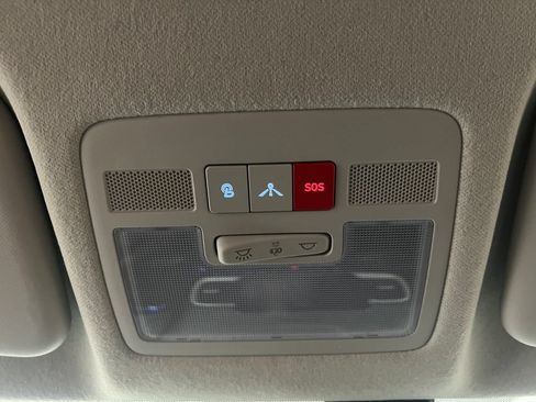 Used 2025 Hyundai Venue Limited FWD image 22