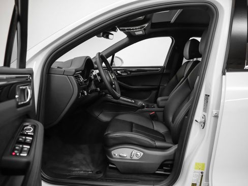 Certified 2025 Porsche Macan AWD/4WD image 31