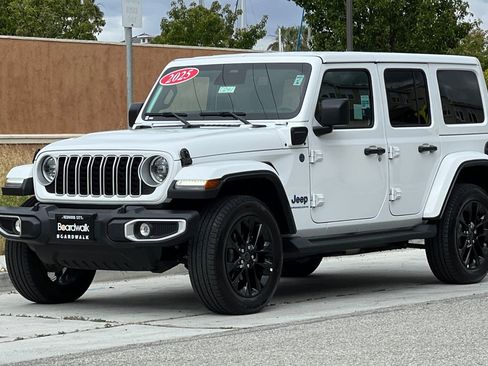 Used 2025 Jeep Wrangler Unlimited Sahara AWD/4WD image 8