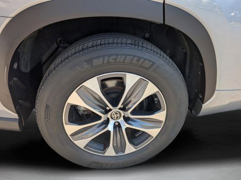 Used 2021 Toyota Highlander XLE image 25