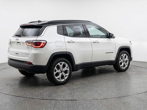 Used 2025 Jeep Compass Latitude AWD/4WD image 9