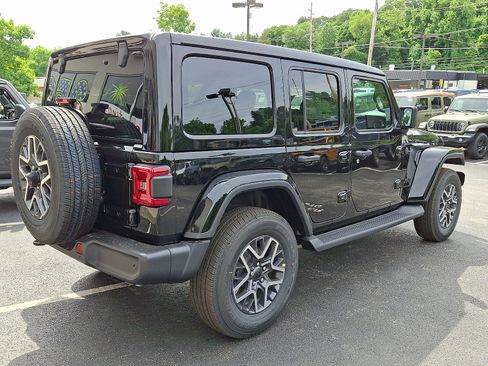New 2026 Jeep Wrangler Unlimited Sahara AWD/4WD image 3