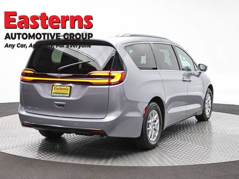 Used 2021 Chrysler Pacifica Touring-L FWD image 5