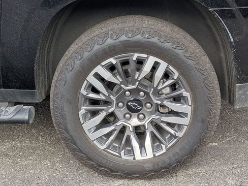 Used 2025 Chevrolet Suburban Z71 image 27