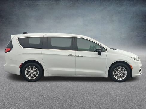 Used 2024 Chrysler Pacifica Touring-L FWD image 5