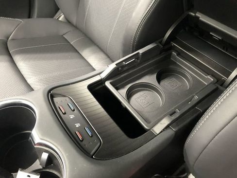 Used 2023 Toyota Venza Limited image 28