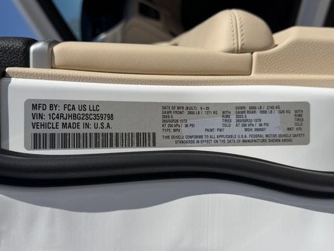 Used 2025 Jeep Grand Cherokee Limited w/ Black Appearance Package image 33