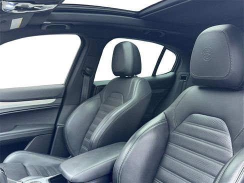 Used 2022 Alfa Romeo Stelvio Veloce image 37