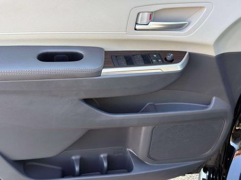 Used 2024 Toyota Sienna XLE w/ XLE Plus Package FWD image 25