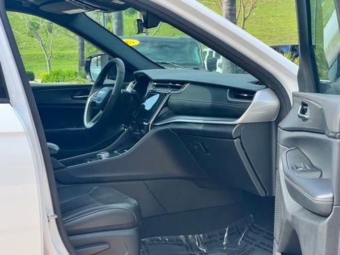 Used 2025 Jeep Grand Cherokee Altitude image 39