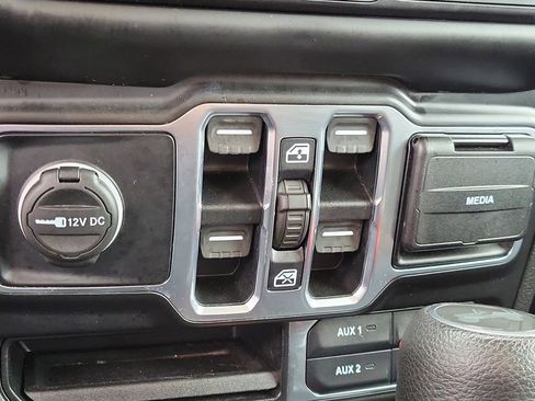 Used 2020 Jeep Wrangler Unlimited Sahara w/ Dual Top Group AWD/4WD image 27