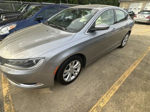 Used 2015 Chrysler 200 Limited w/ Convenience Group image 3
