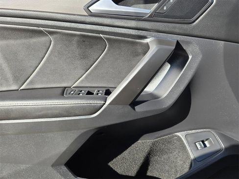 Used 2022 Volkswagen Tiguan SE R-Line image 25