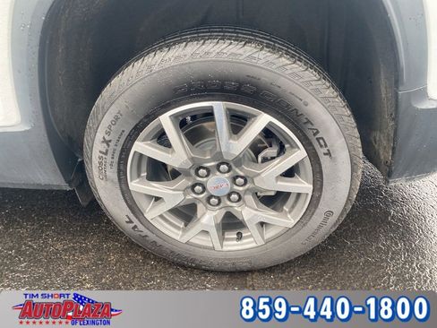 Used 2023 GMC Acadia SLE w/ Driver Convenience Package image 6