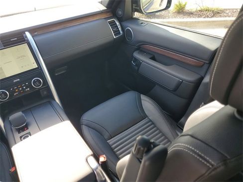 Used 2024 Land Rover Discovery Dynamic SE image 15