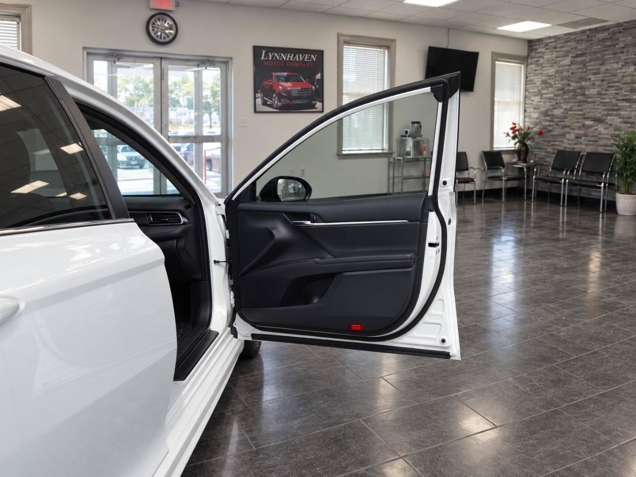 Used 2021 Toyota Camry SE FWD image 18
