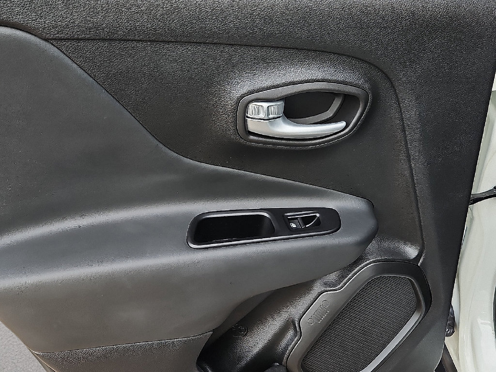 Used 2023 Jeep Renegade Latitude AWD/4WD image 17