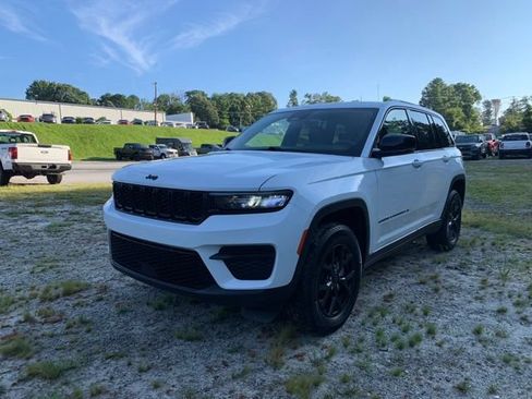 Used 2025 Jeep Grand Cherokee Altitude AWD/4WD image 4