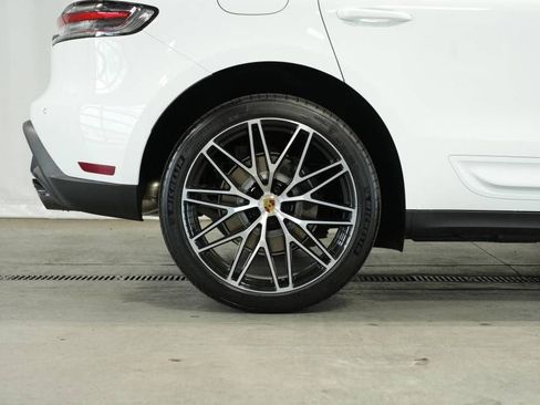 Certified 2025 Porsche Macan AWD/4WD image 40